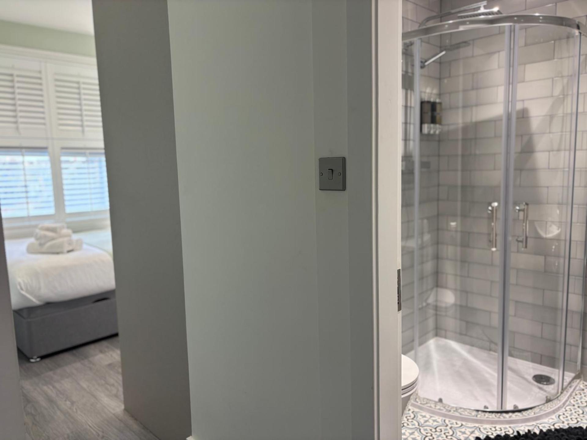 Delux Double Bedroom En Suite with Tea & Coffee Facilities