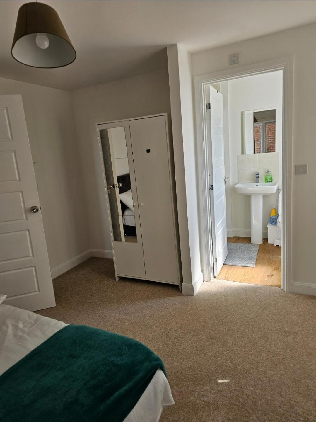 Double Bedroom in Dartford central- Private Toilet & Bathroom