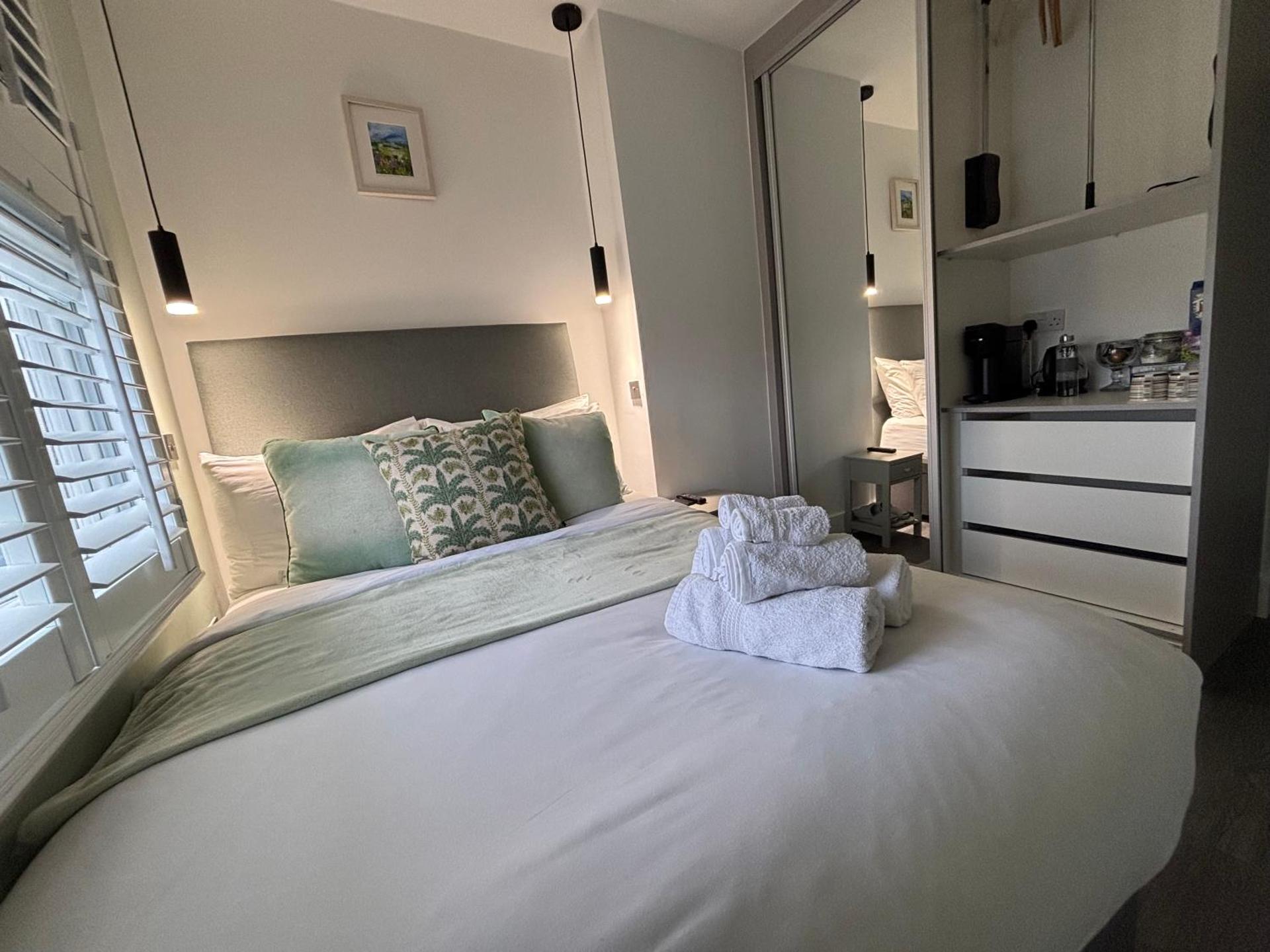 Delux Double Bedroom En Suite with Tea & Coffee Facilities