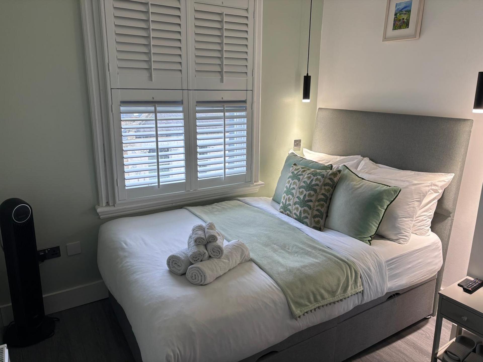 Delux Double Bedroom En Suite with Tea & Coffee Facilities