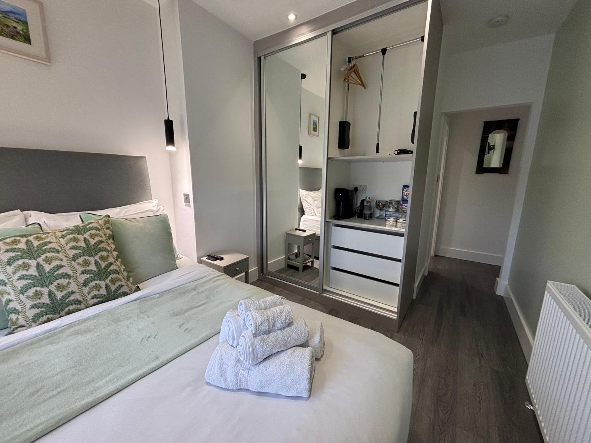 Delux Double Bedroom En Suite with Tea & Coffee Facilities