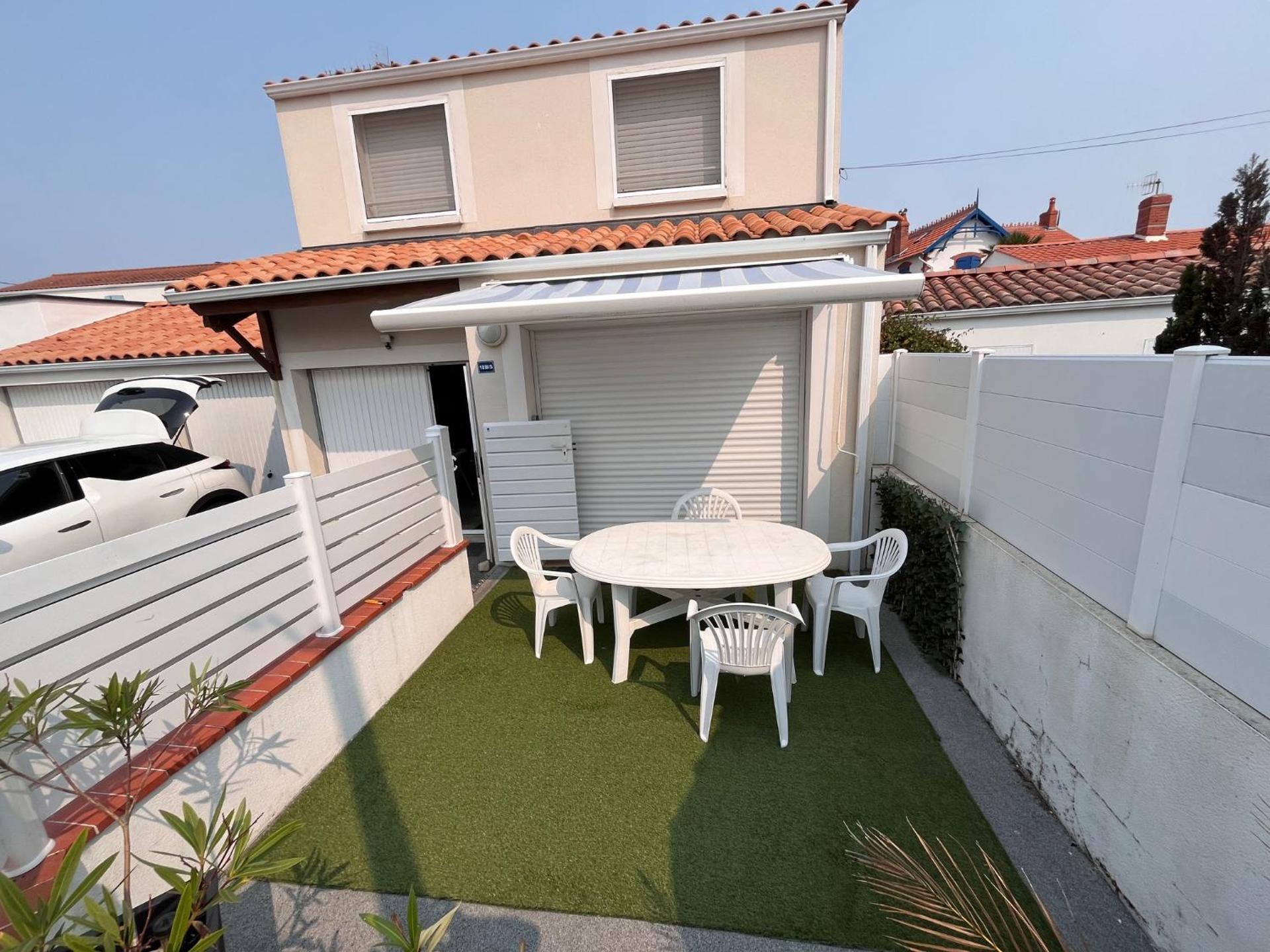 Maison avec grande terrasse à 100m de la plage