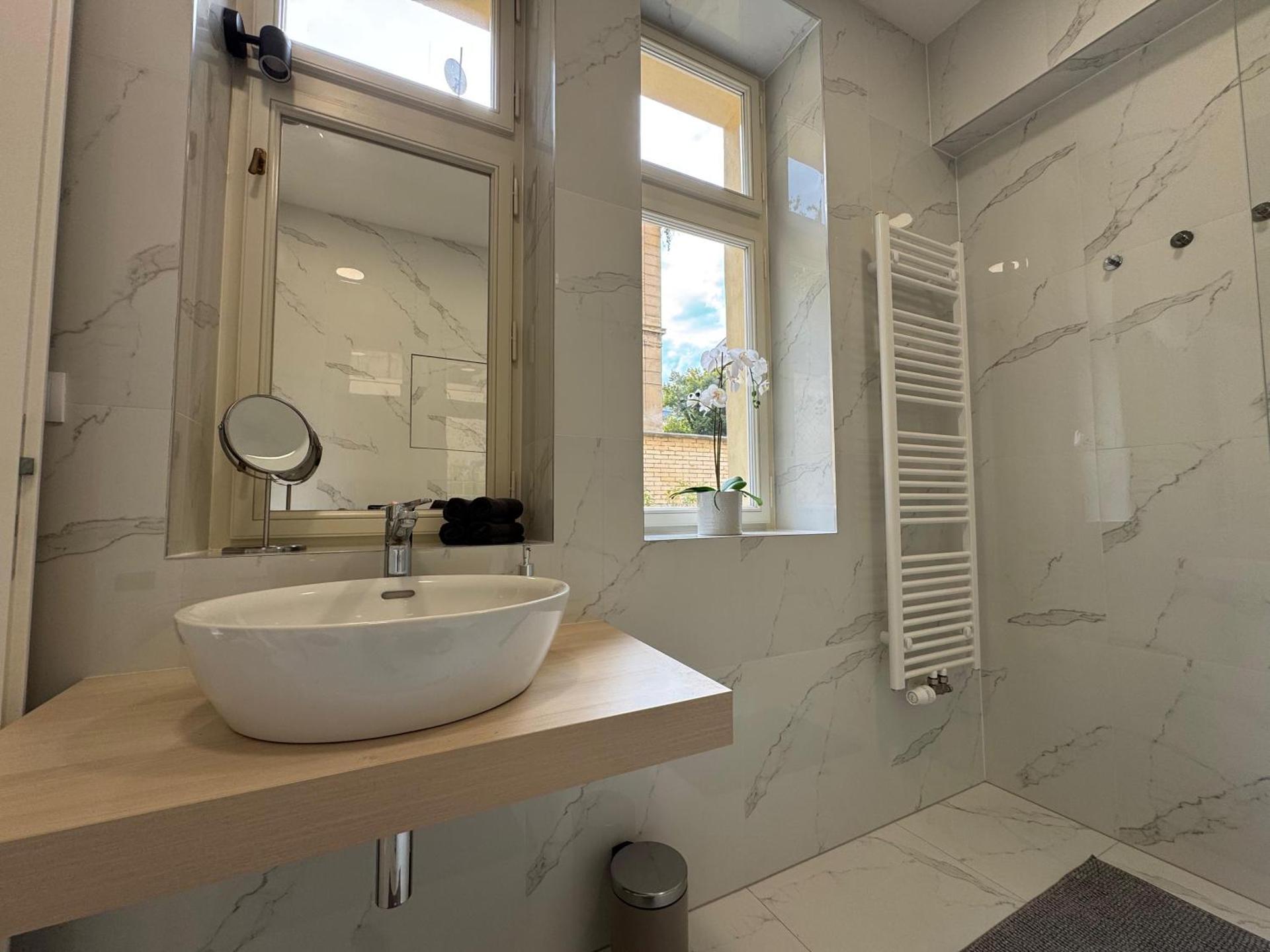 Modern Luxury Apartment with Garden