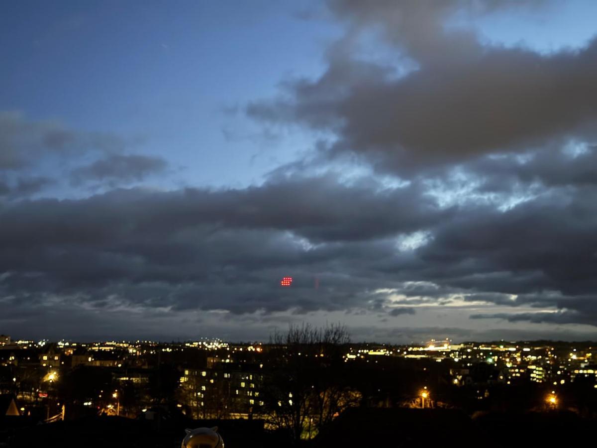 Loveroom de luxe avec jacuzzi sauna vapeur écran 300 cm