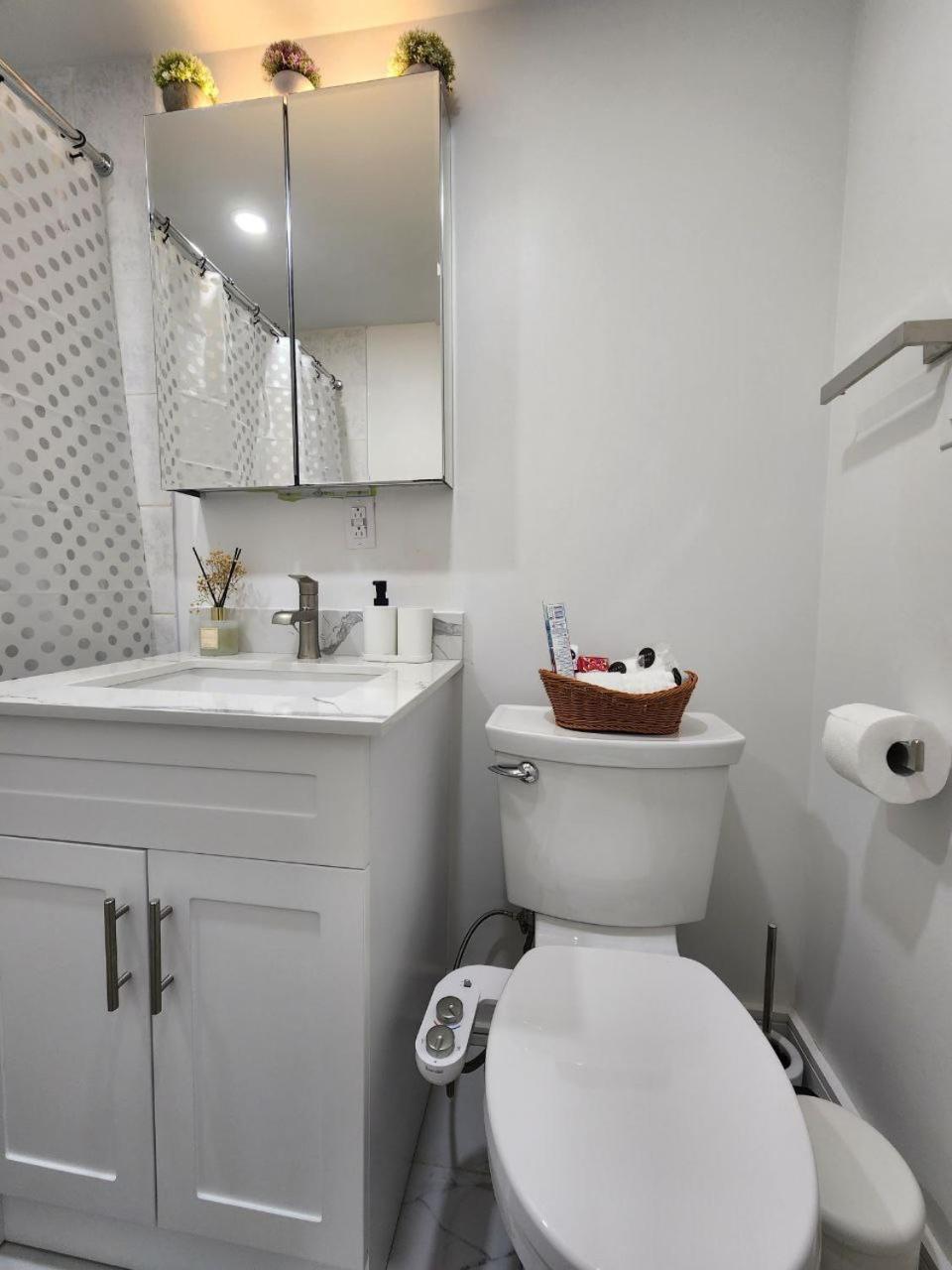 Entire 2BR Apt in Midtown Toronto, walk to Subway & Shops