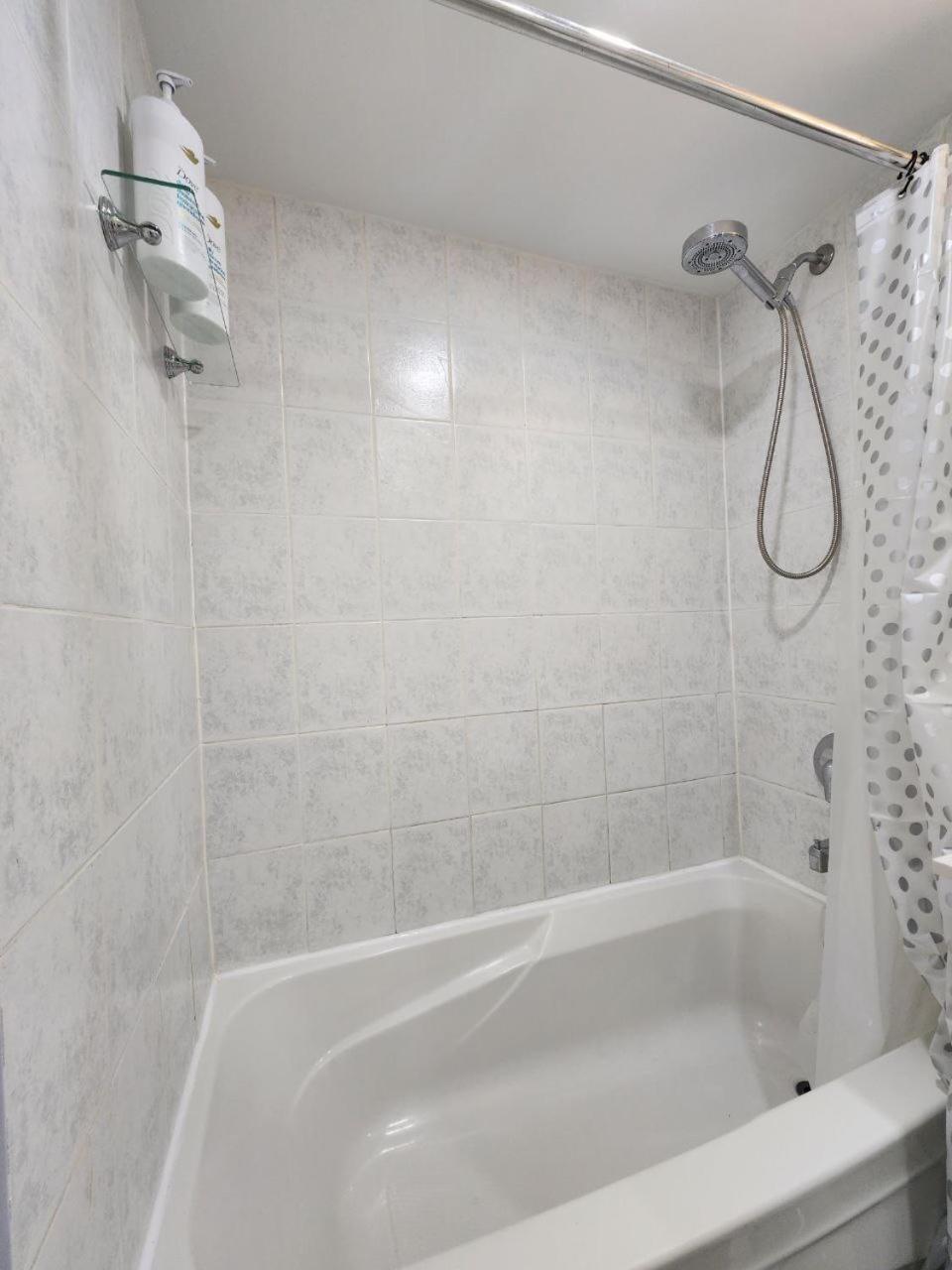 Entire 2BR Apt in Midtown Toronto, walk to Subway & Shops