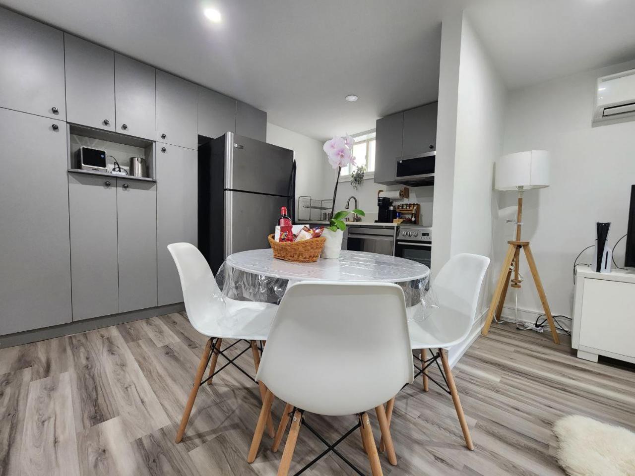 Entire 2BR Apt in Midtown Toronto, walk to Subway & Shops