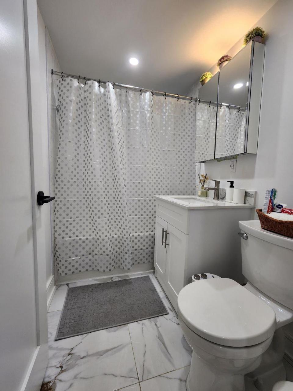 Entire 2BR Apt in Midtown Toronto, walk to Subway & Shops