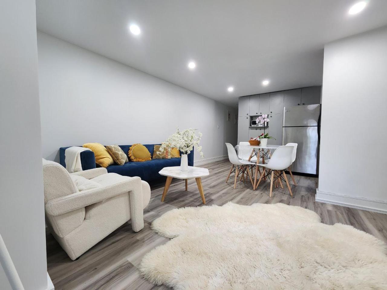 Entire 2BR Apt in Midtown Toronto, walk to Subway & Shops