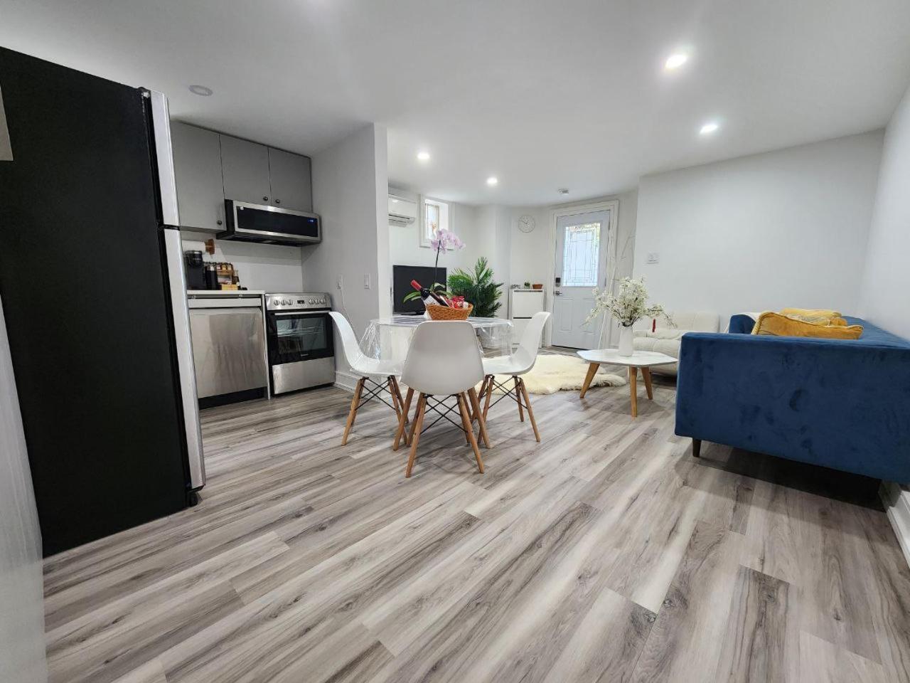 Entire 2BR Apt in Midtown Toronto, walk to Subway & Shops