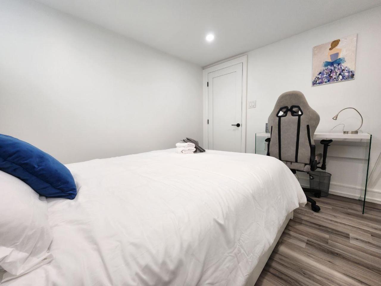 Entire 2BR Apt in Midtown Toronto, walk to Subway & Shops