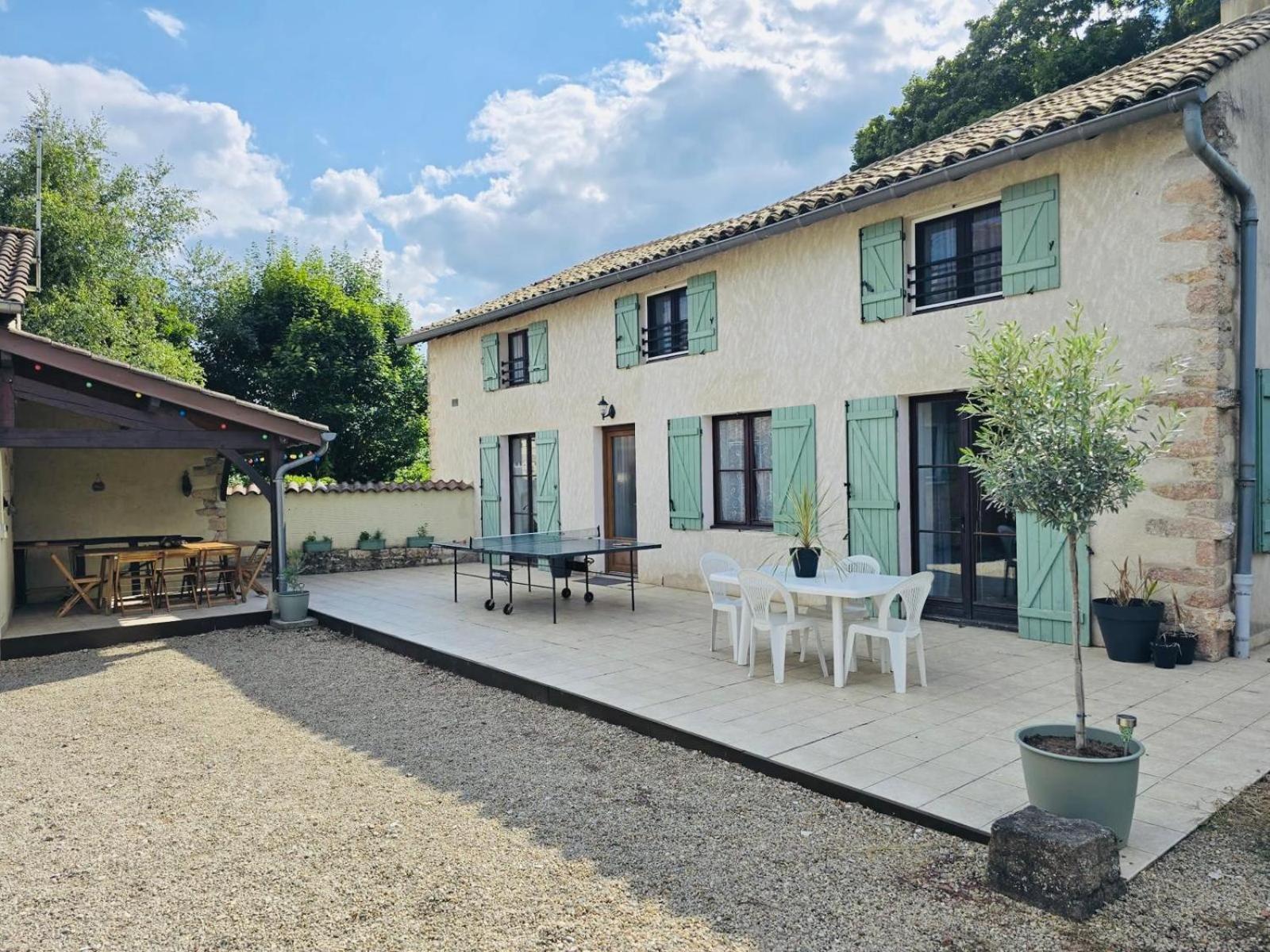 Family House With Garden For 8 At Prety