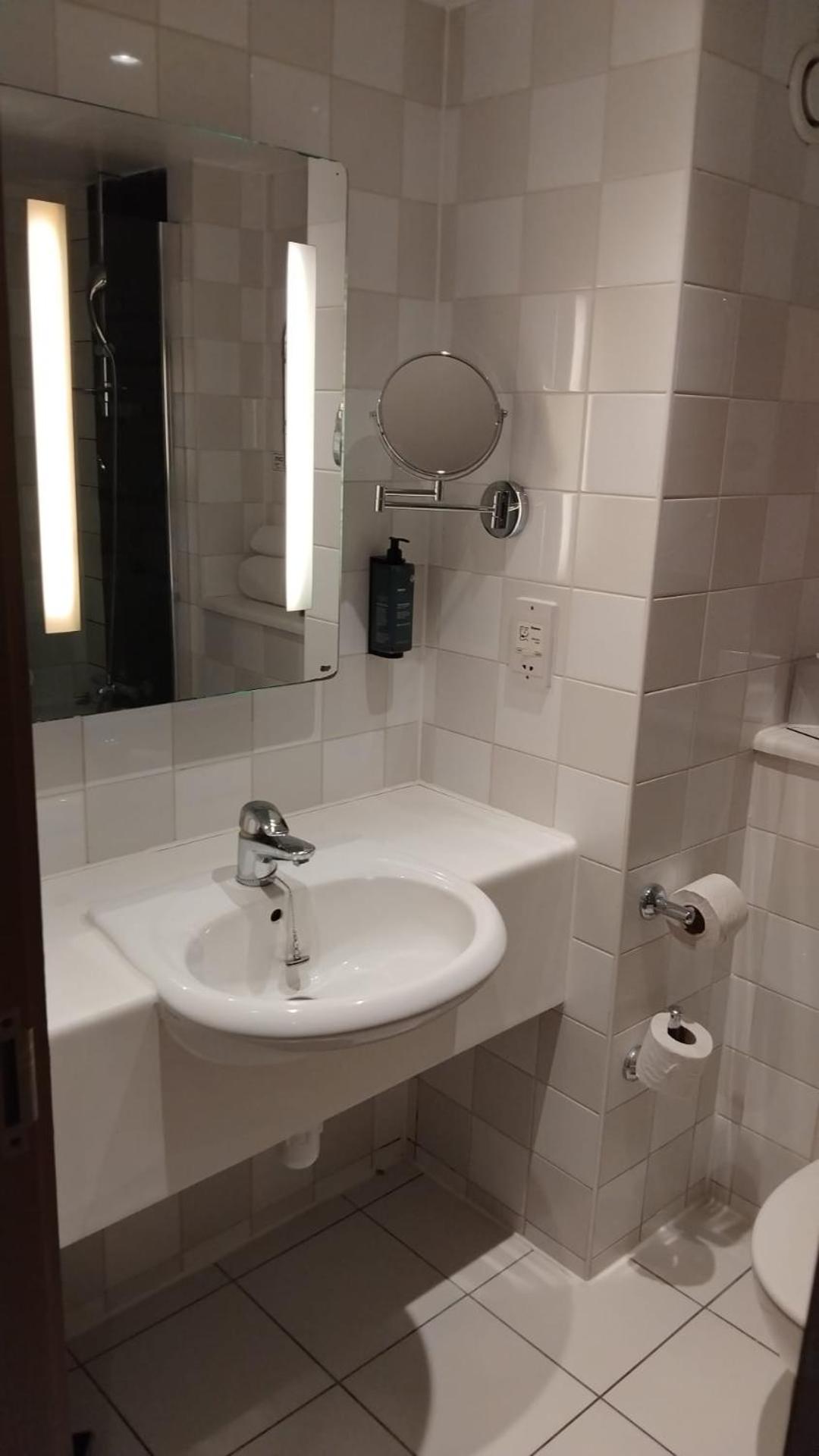 London Thames Lodge by Dancenter