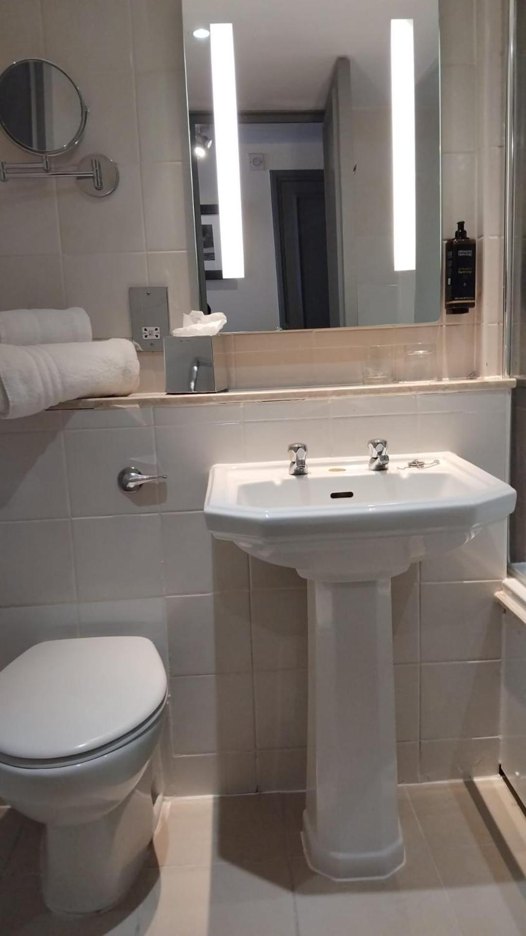 London Thames Lodge by Dancenter