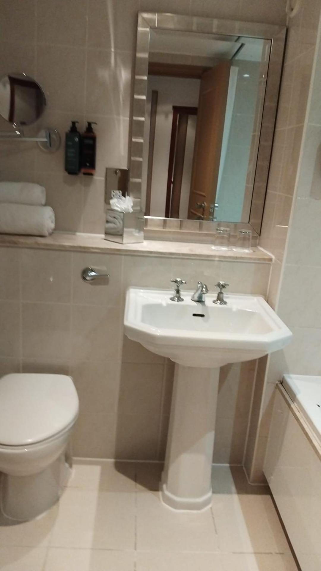 London Thames Lodge by Dancenter