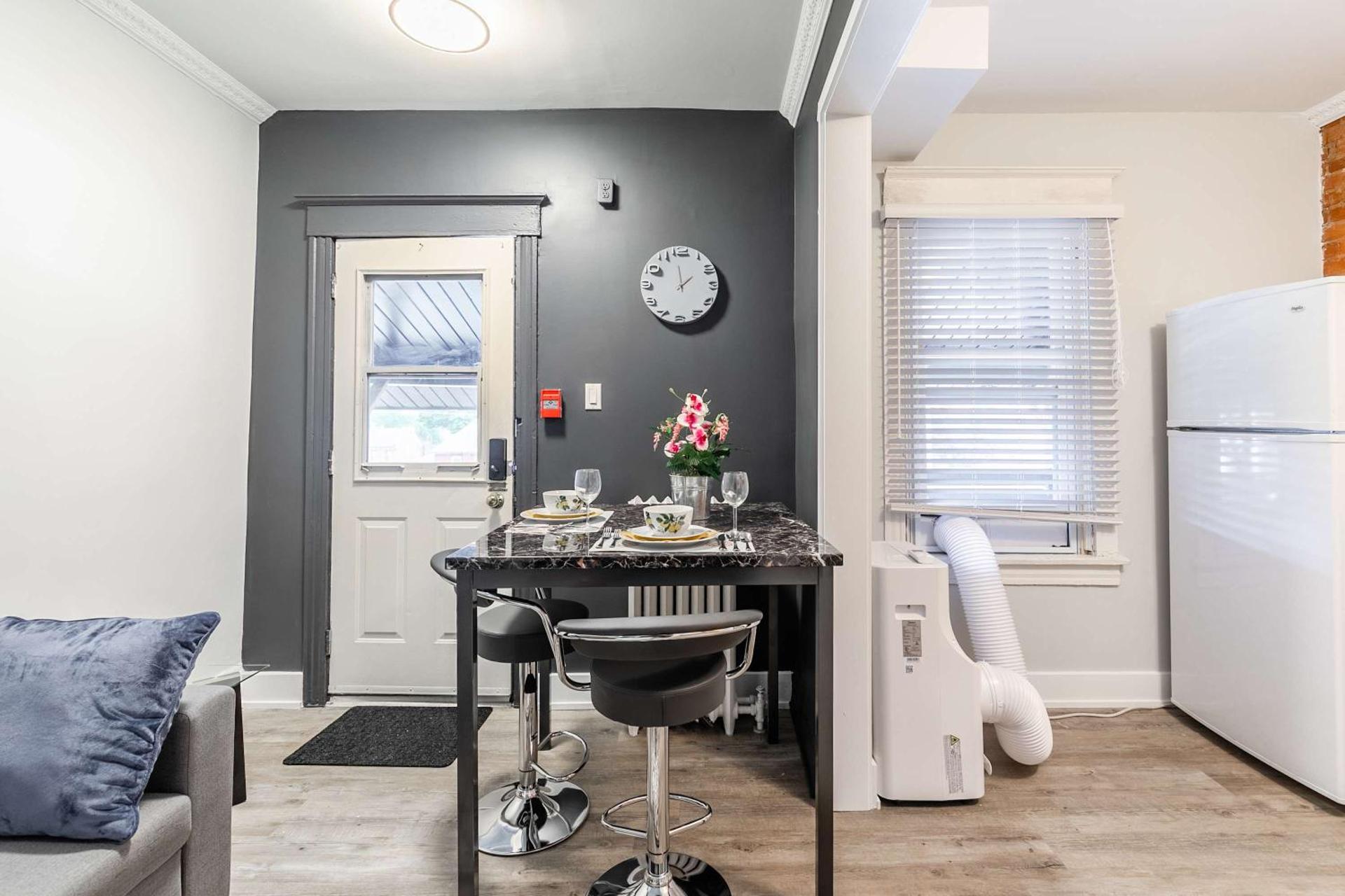 Boutique 2BR Apartment on James St North Sleeps 6