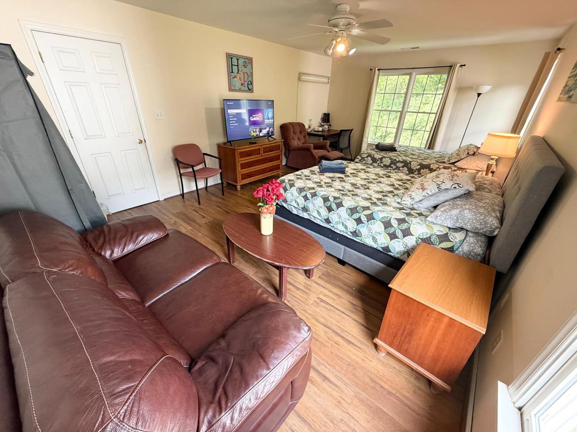 Comfortable Rooms in A Single Family House in Chapel Hill near UNC Duke RTP, with Massage Chair