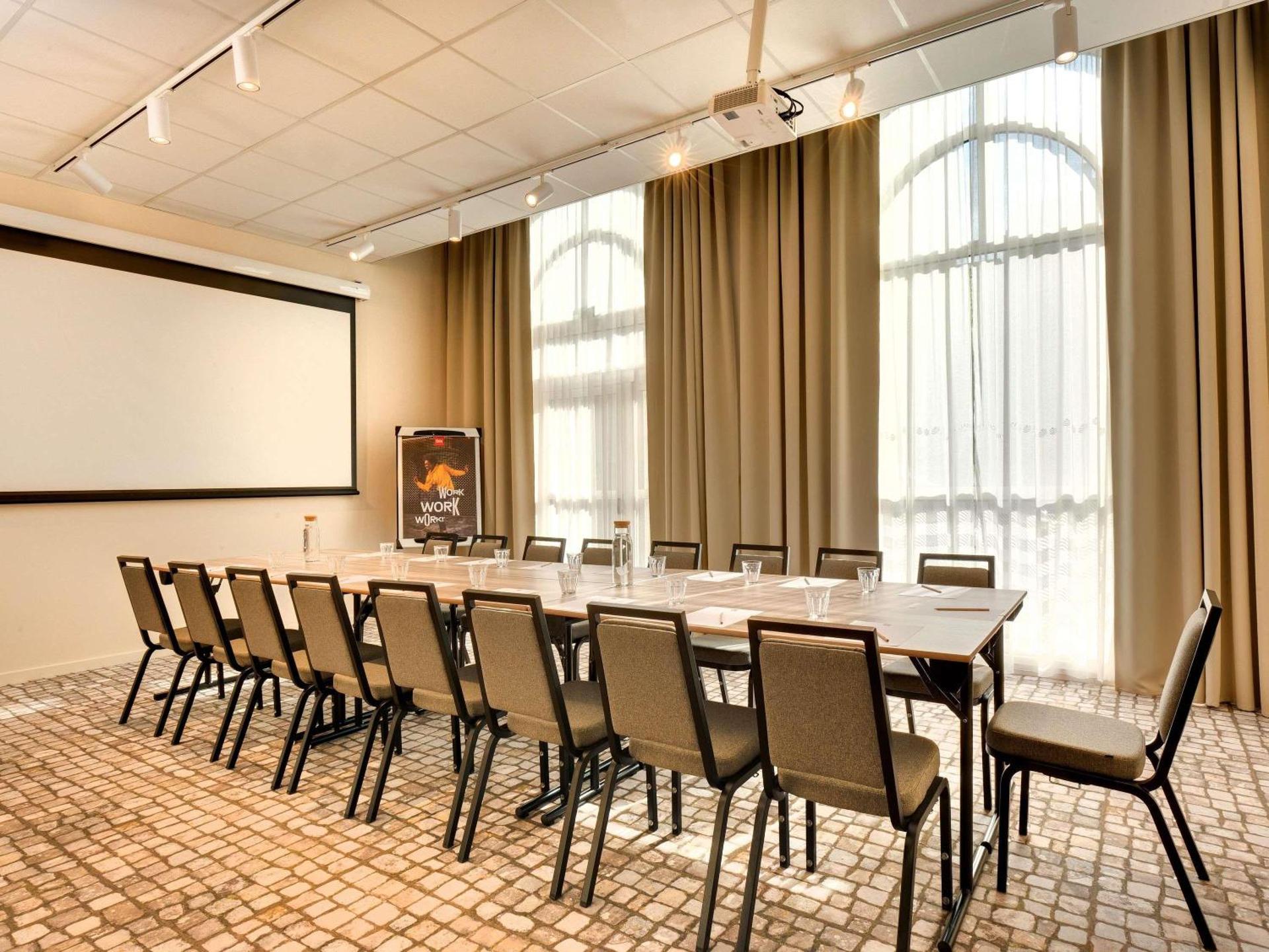 Meeting/conference room