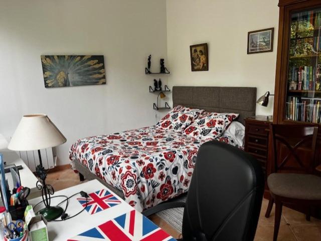 Charming independent guest house - spacious studio with terrace and garden, 25 minutes from Paris