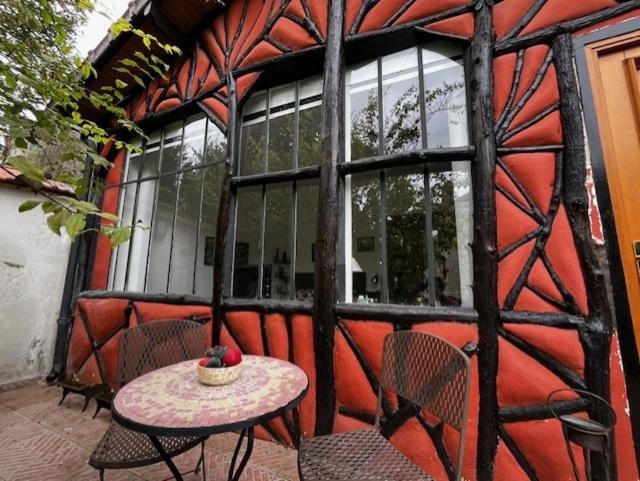 Charming independent guest house - spacious studio with terrace and garden, 25 minutes from Paris