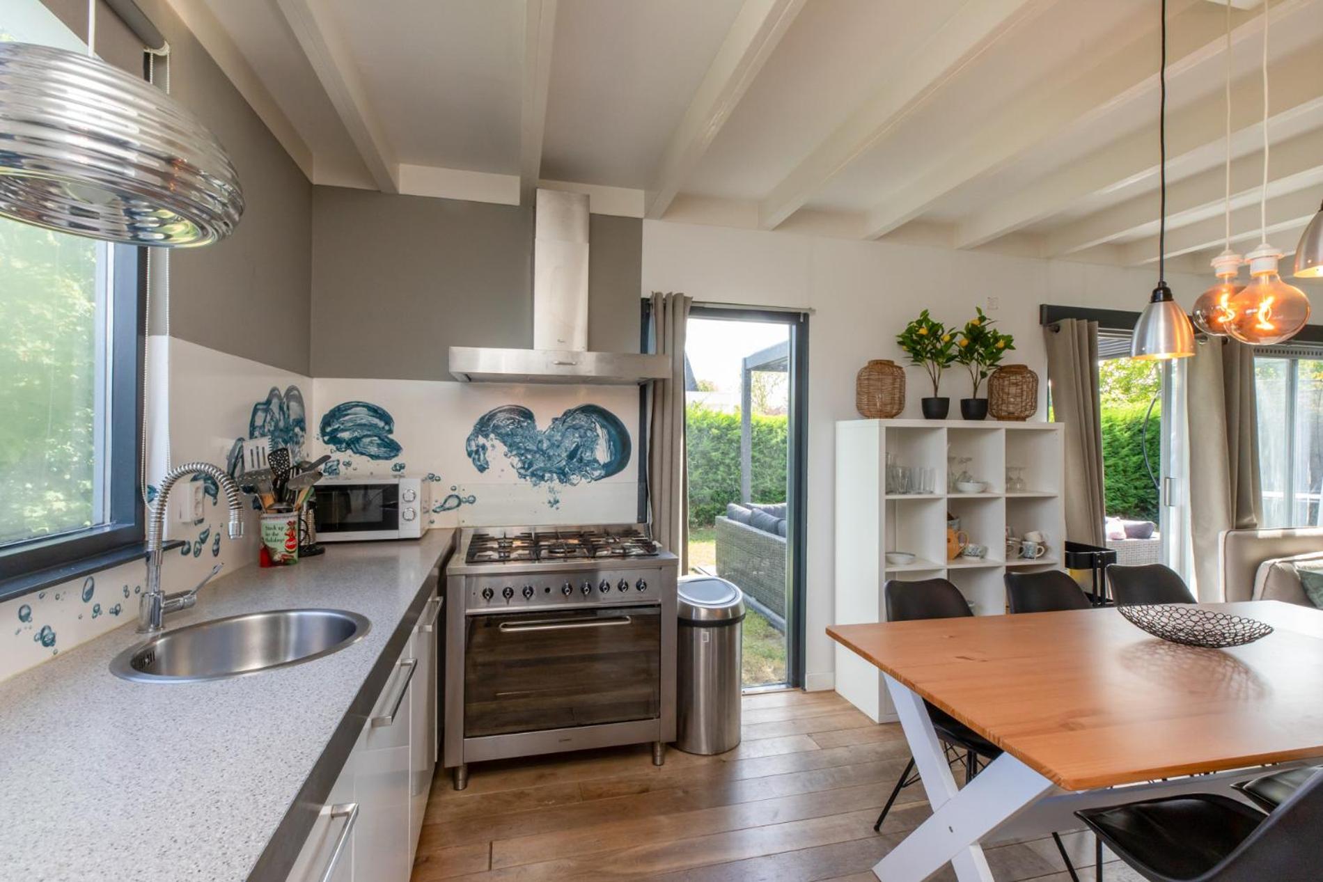 Welcome in - Strandhuis Schoneveld, zonnige en ruime tuin met speeltoestel