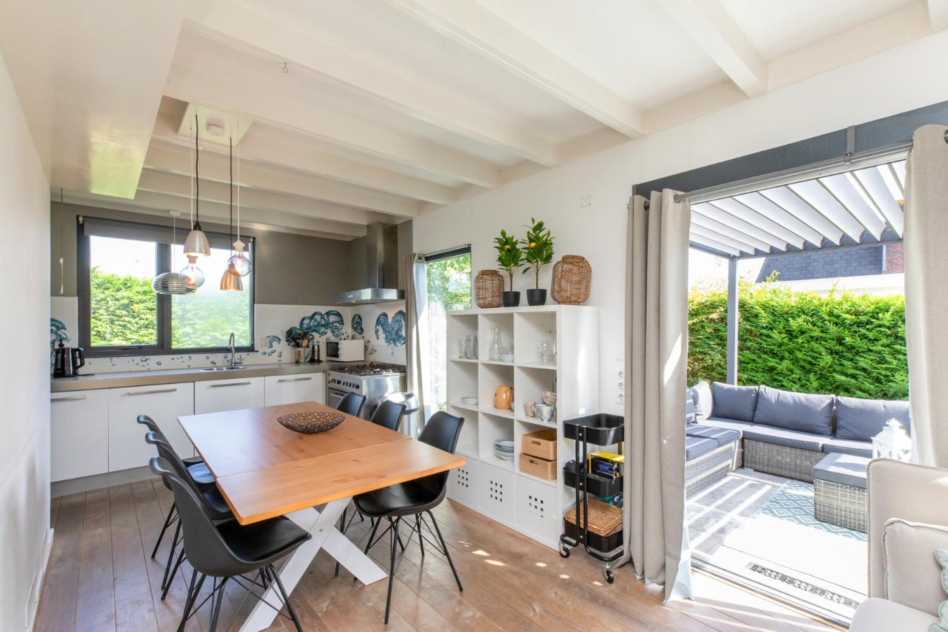 Welcome in - Strandhuis Schoneveld, zonnige en ruime tuin met speeltoestel