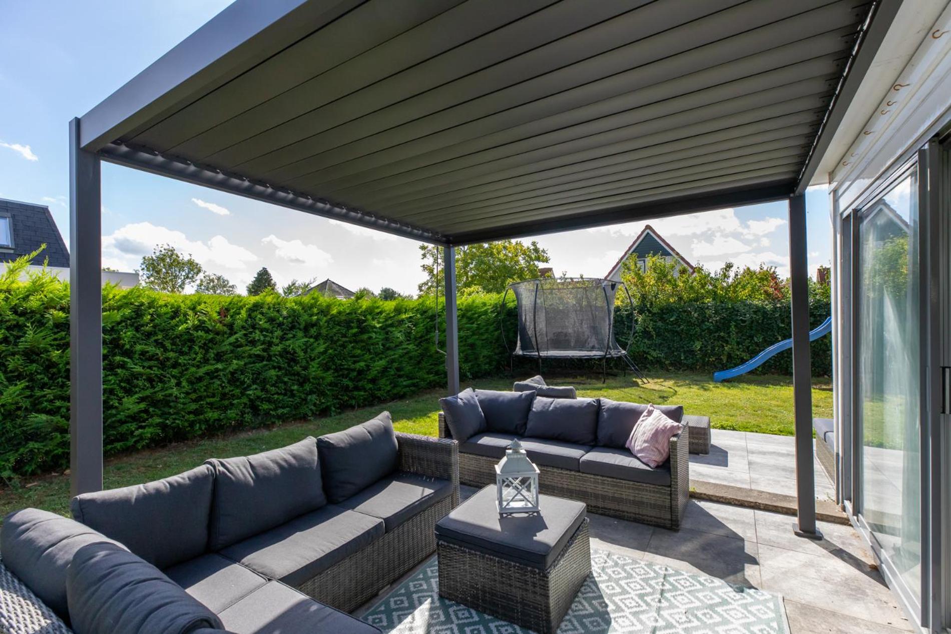 Welcome in - Strandhuis Schoneveld, zonnige en ruime tuin met speeltoestel