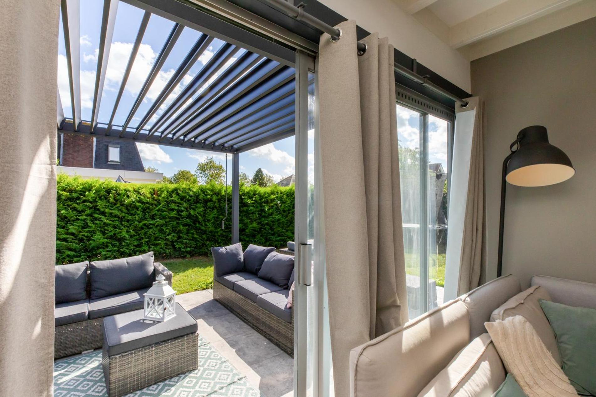 Welcome in - Strandhuis Schoneveld, zonnige en ruime tuin met speeltoestel