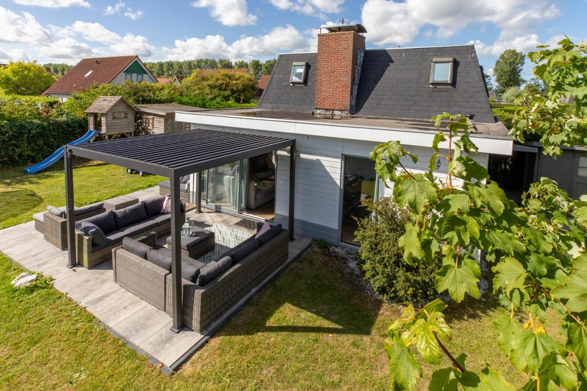 Welcome in - Strandhuis Schoneveld, zonnige en ruime tuin met speeltoestel