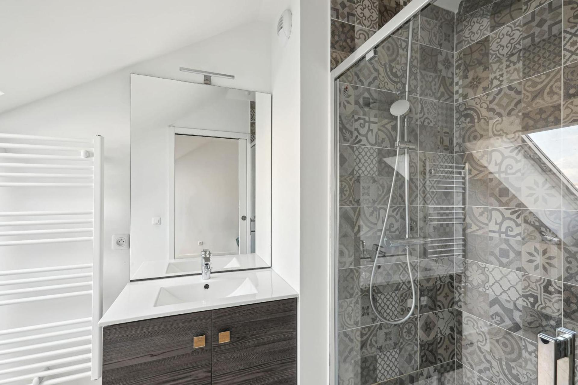 spacious and bright apartment