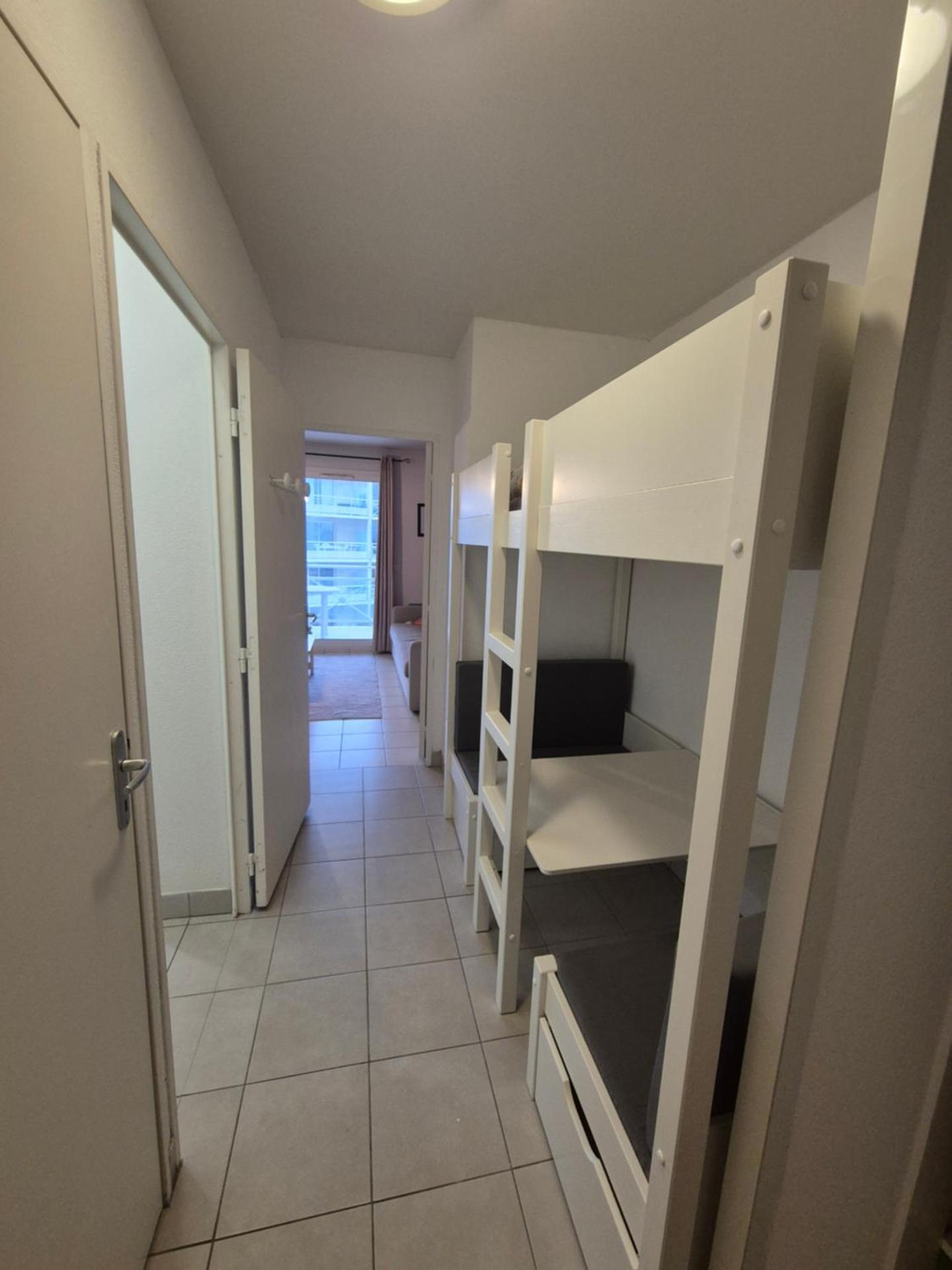 Superbe appartement avec piscine sauna et petite vue mer