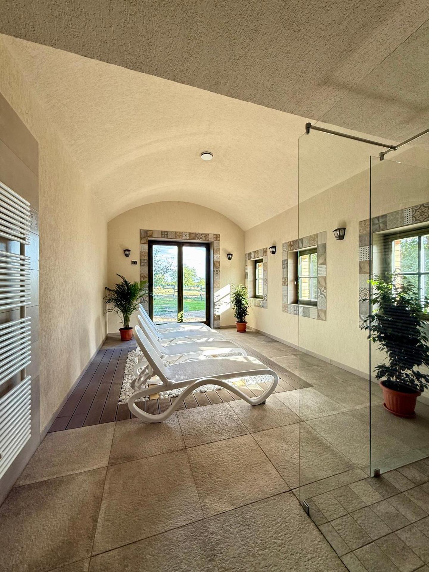 BÉNI family wine farm