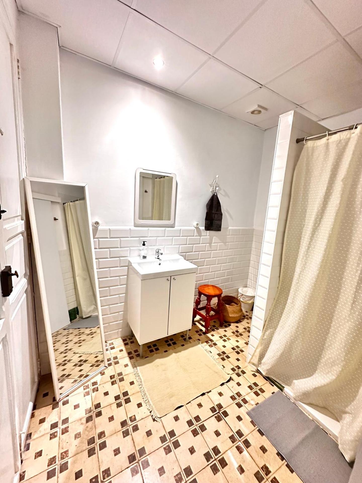 1- Habitación interior con aire acondicionado y con baño independiente