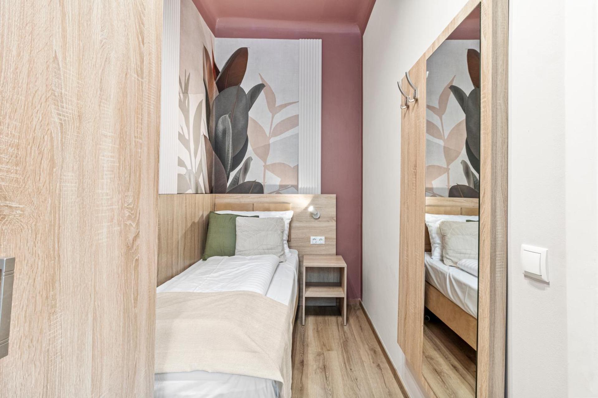 Dependance Rooms I 6 Mins to U6 Alser Straße I Self Check In