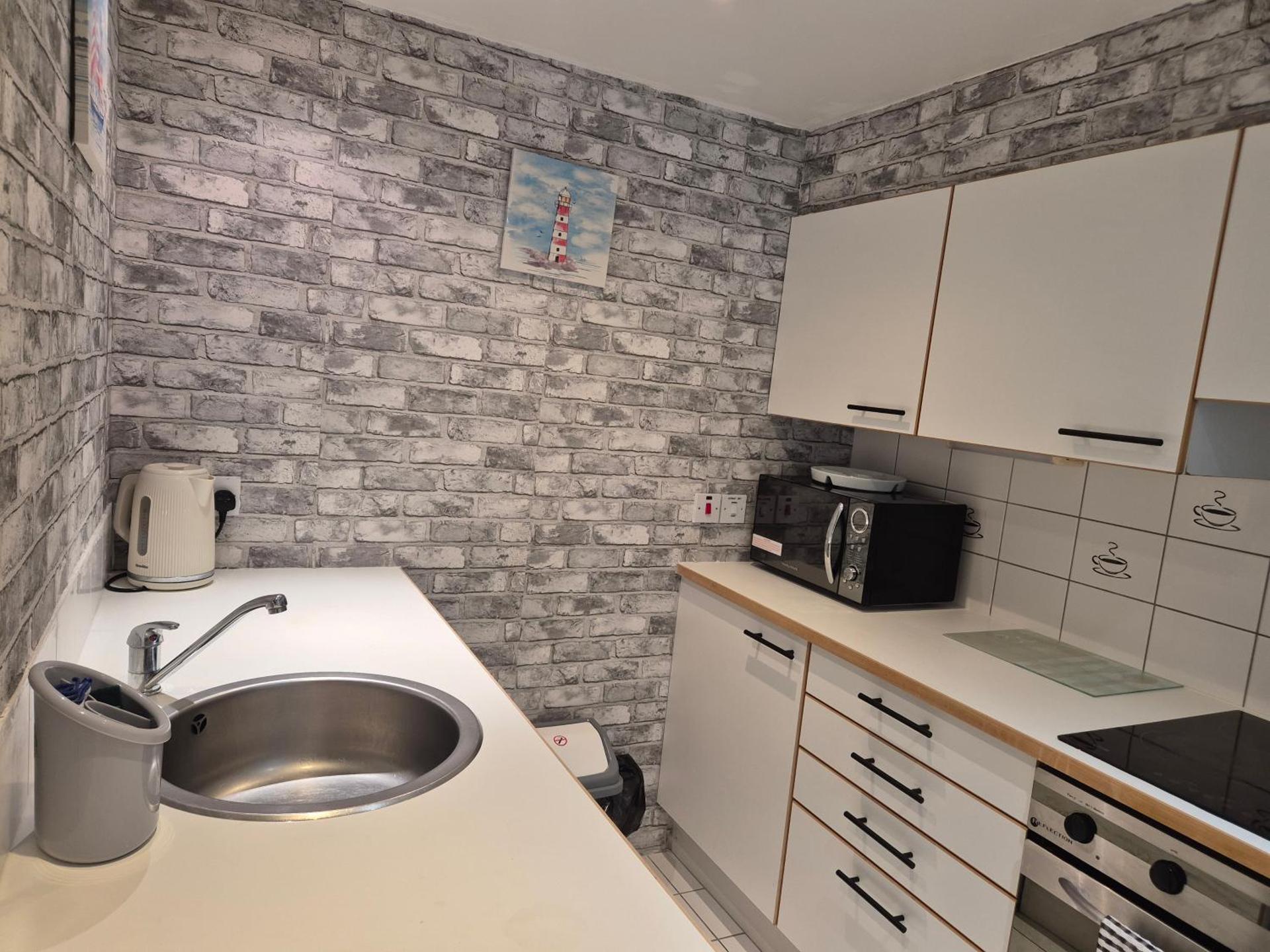 2 bed GF Docklands Apartment - Free Parking for 1 car