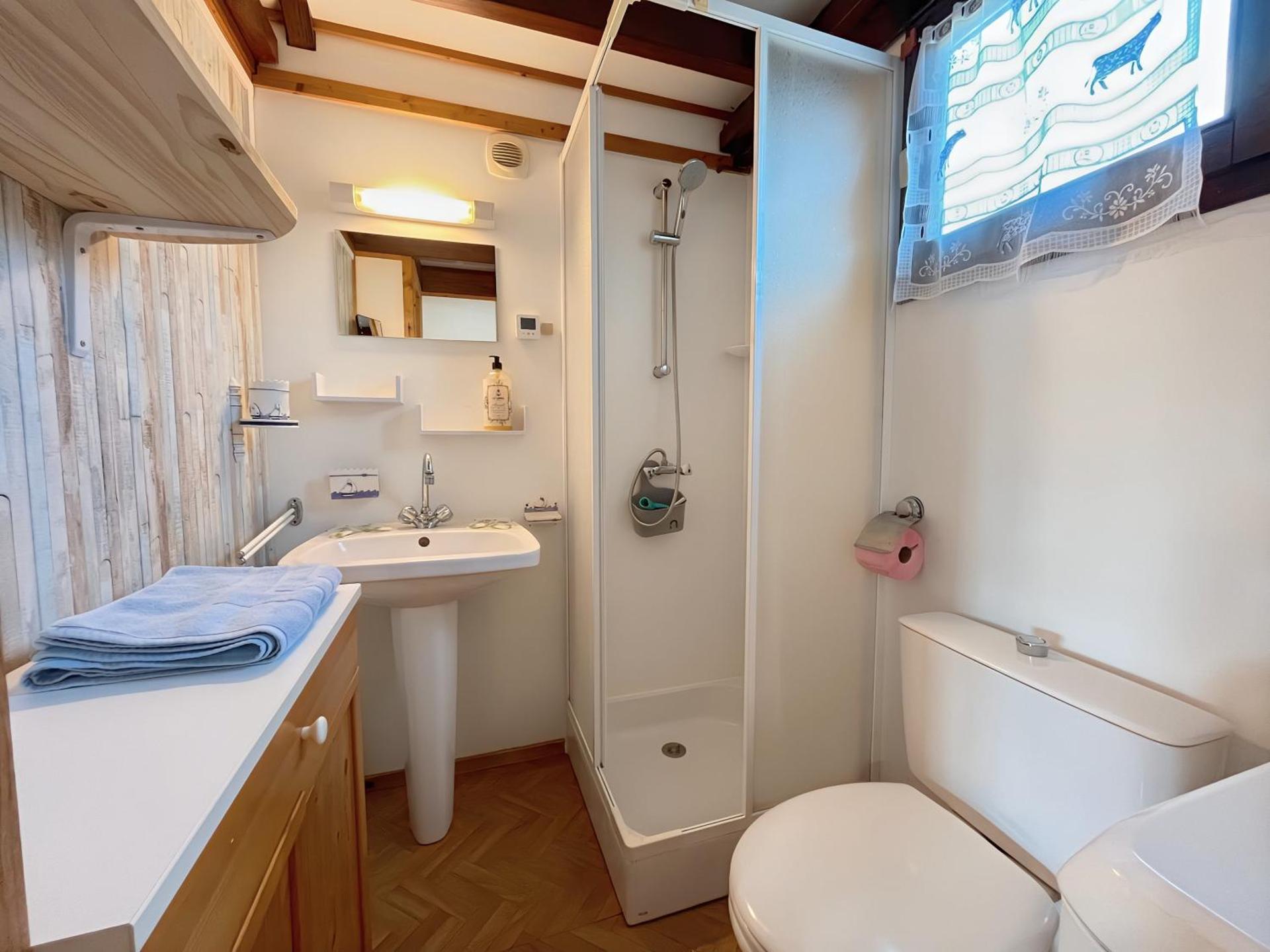 Chaleureux chalet à 3 minutes à pied de la mer - Parking gratuit