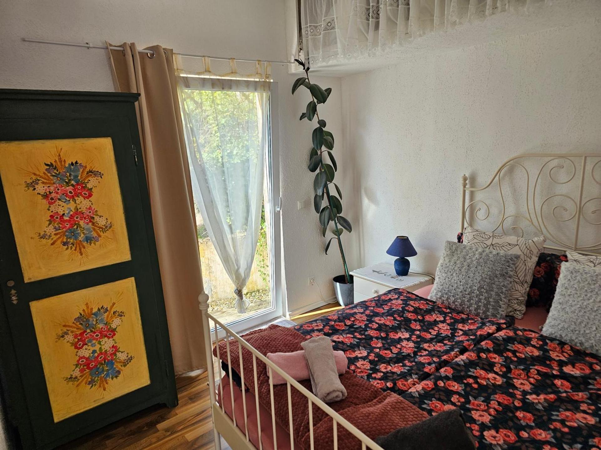 Holzhaus Chalet Nationalpark Eifel Hund willkommen