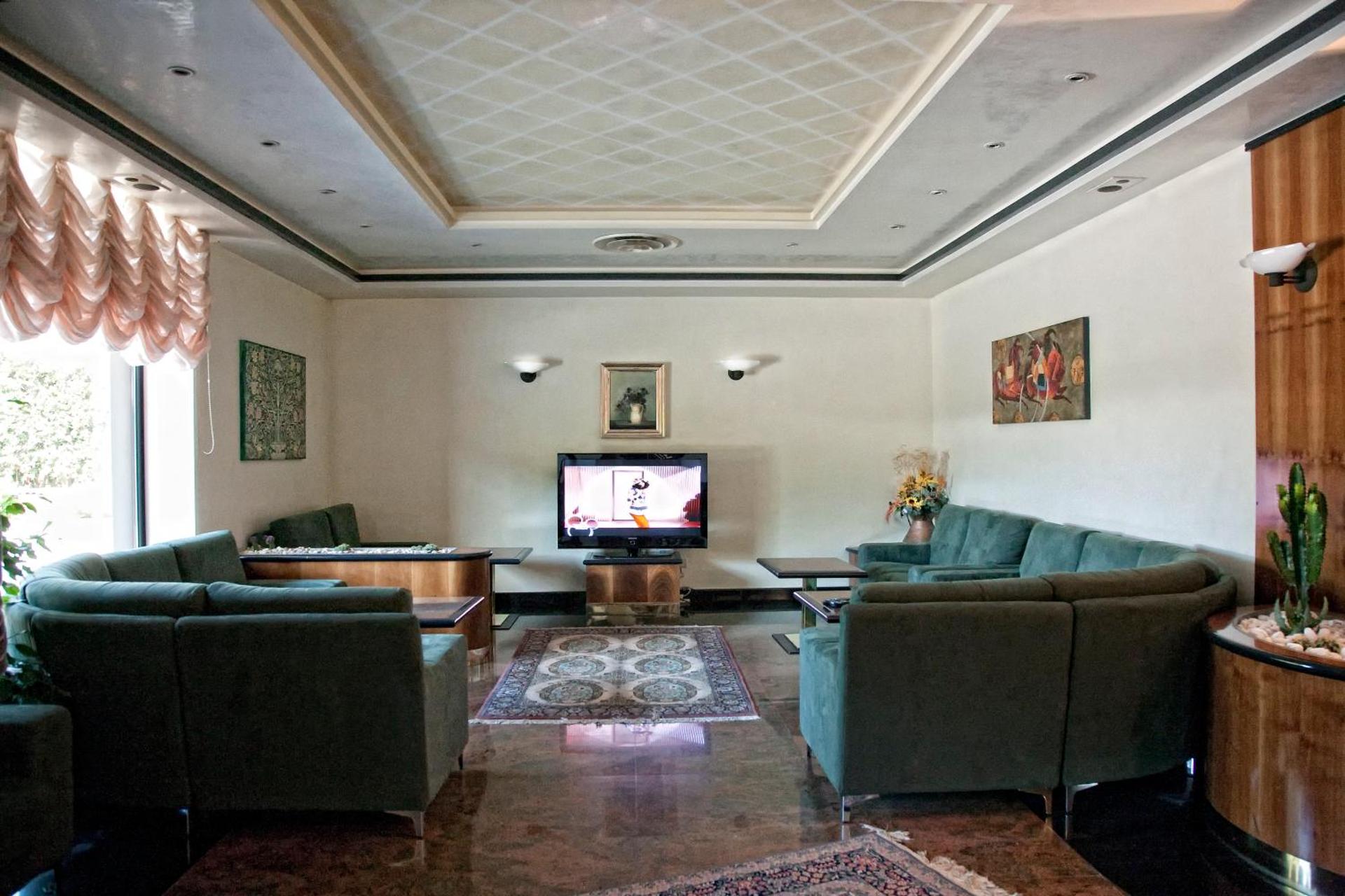 Communal lounge/ TV room