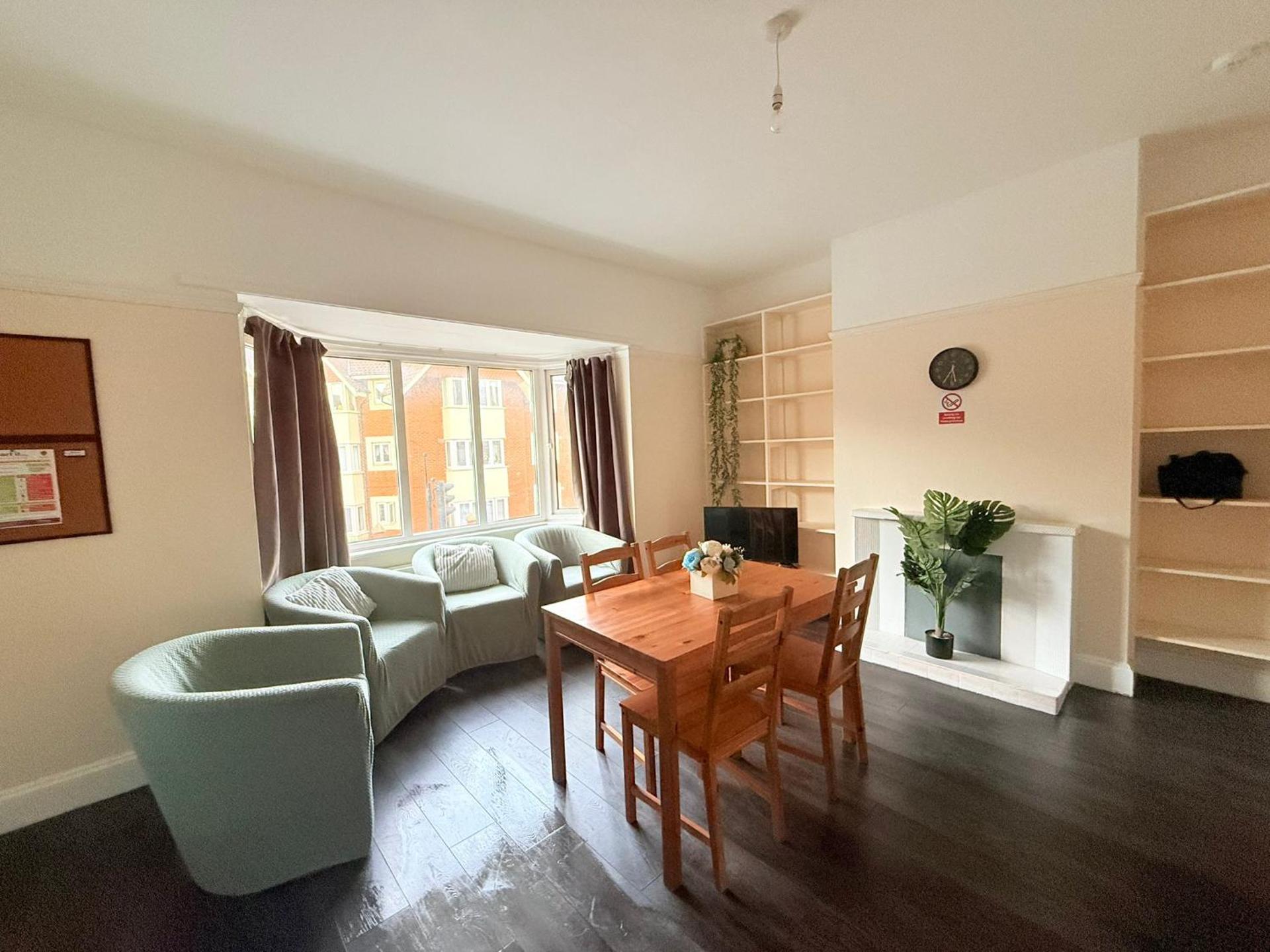 Large 4 Bedroom Sleeps 8, Spacious Apartment for Contractors and Holidays near Bedford Centre - 1 FREE PARKING SPACE & FREE WIFI