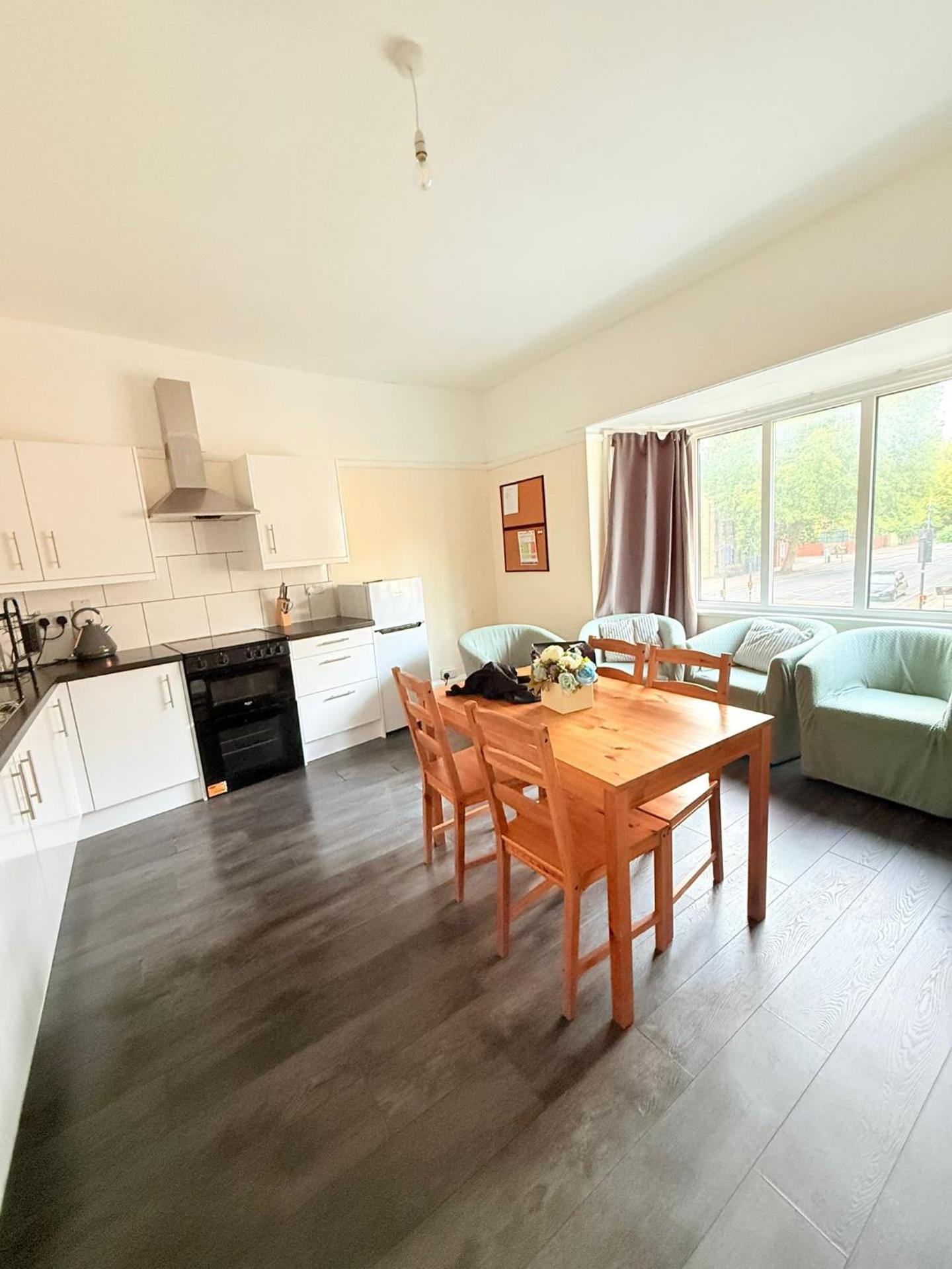 Large 4 Bedroom Sleeps 8, Spacious Apartment for Contractors and Holidays near Bedford Centre - 1 FREE PARKING SPACE & FREE WIFI