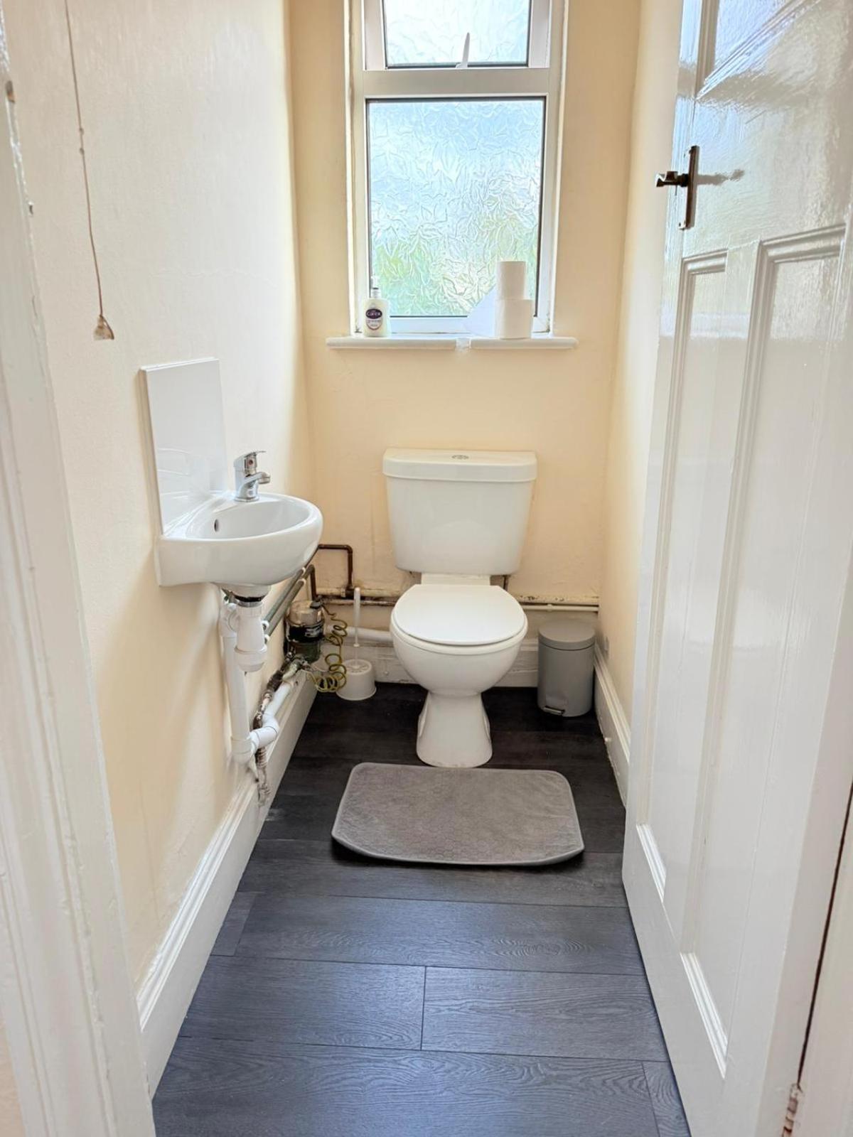 Large 4 Bedroom Sleeps 8, Spacious Apartment for Contractors and Holidays near Bedford Centre - 1 FREE PARKING SPACE & FREE WIFI