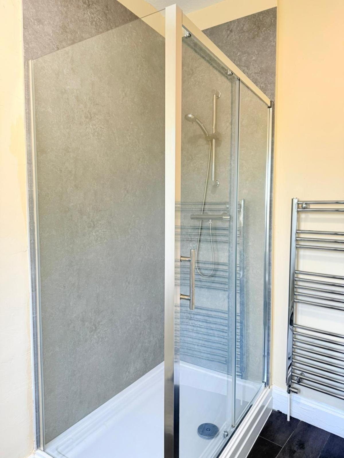 Large 4 Bedroom Sleeps 8, Spacious Apartment for Contractors and Holidays near Bedford Centre - 1 FREE PARKING SPACE & FREE WIFI