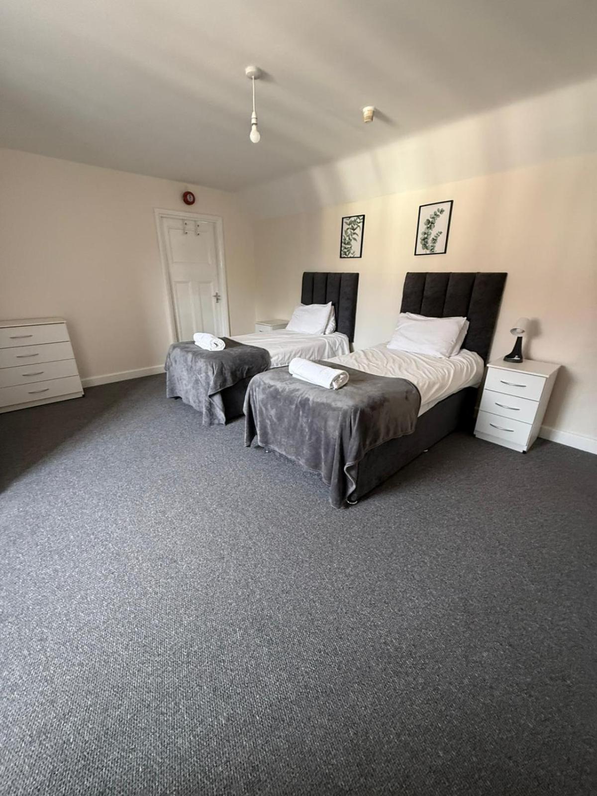 Large 4 Bedroom Sleeps 8, Spacious Apartment for Contractors and Holidays near Bedford Centre - 1 FREE PARKING SPACE & FREE WIFI