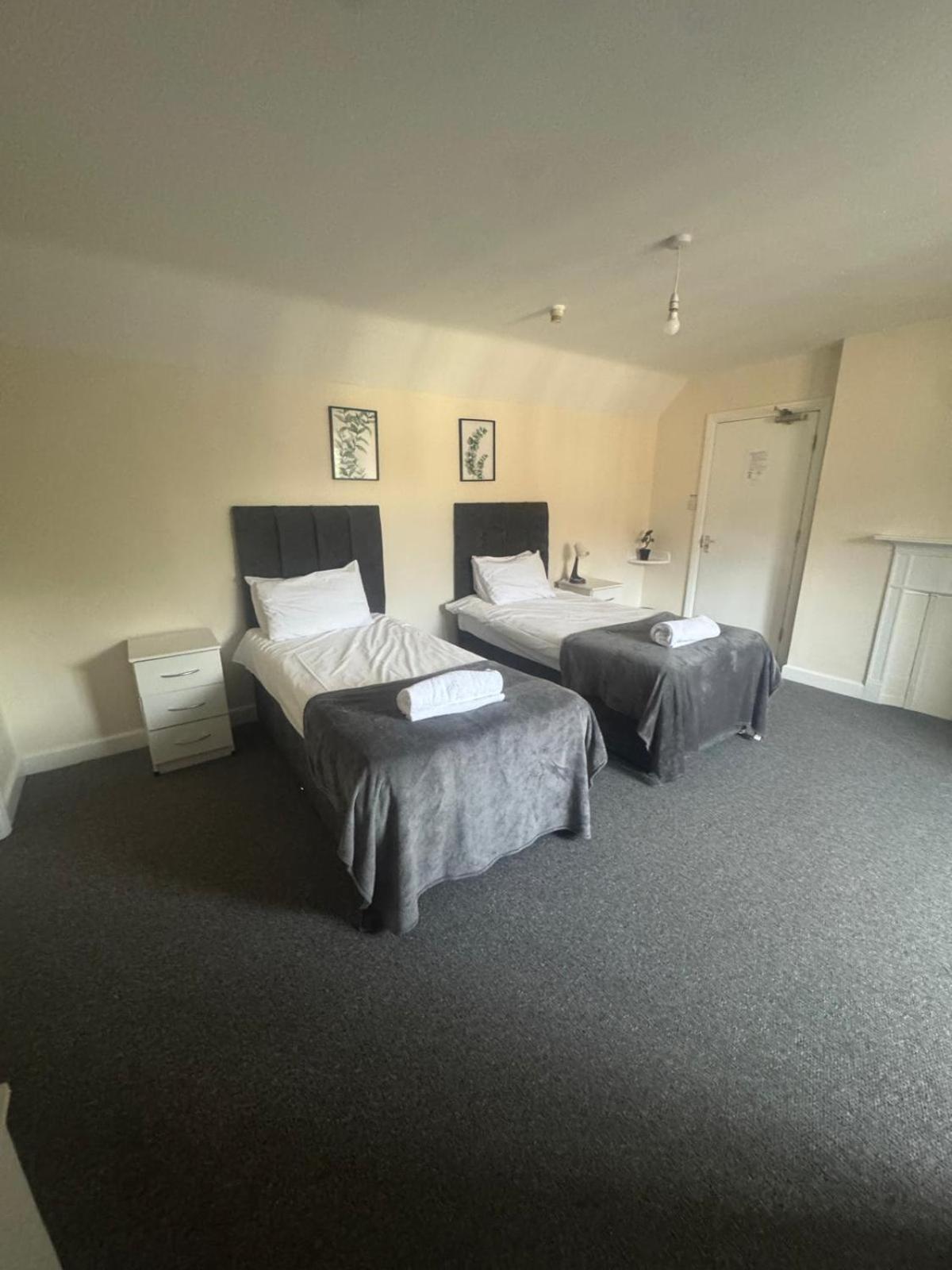 Large 4 Bedroom Sleeps 8, Spacious Apartment for Contractors and Holidays near Bedford Centre - 1 FREE PARKING SPACE & FREE WIFI
