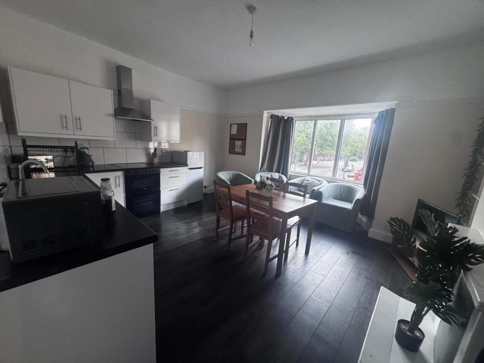 Large 4 Bedroom Sleeps 8, Spacious Apartment for Contractors and Holidays near Bedford Centre - 1 FREE PARKING SPACE & FREE WIFI