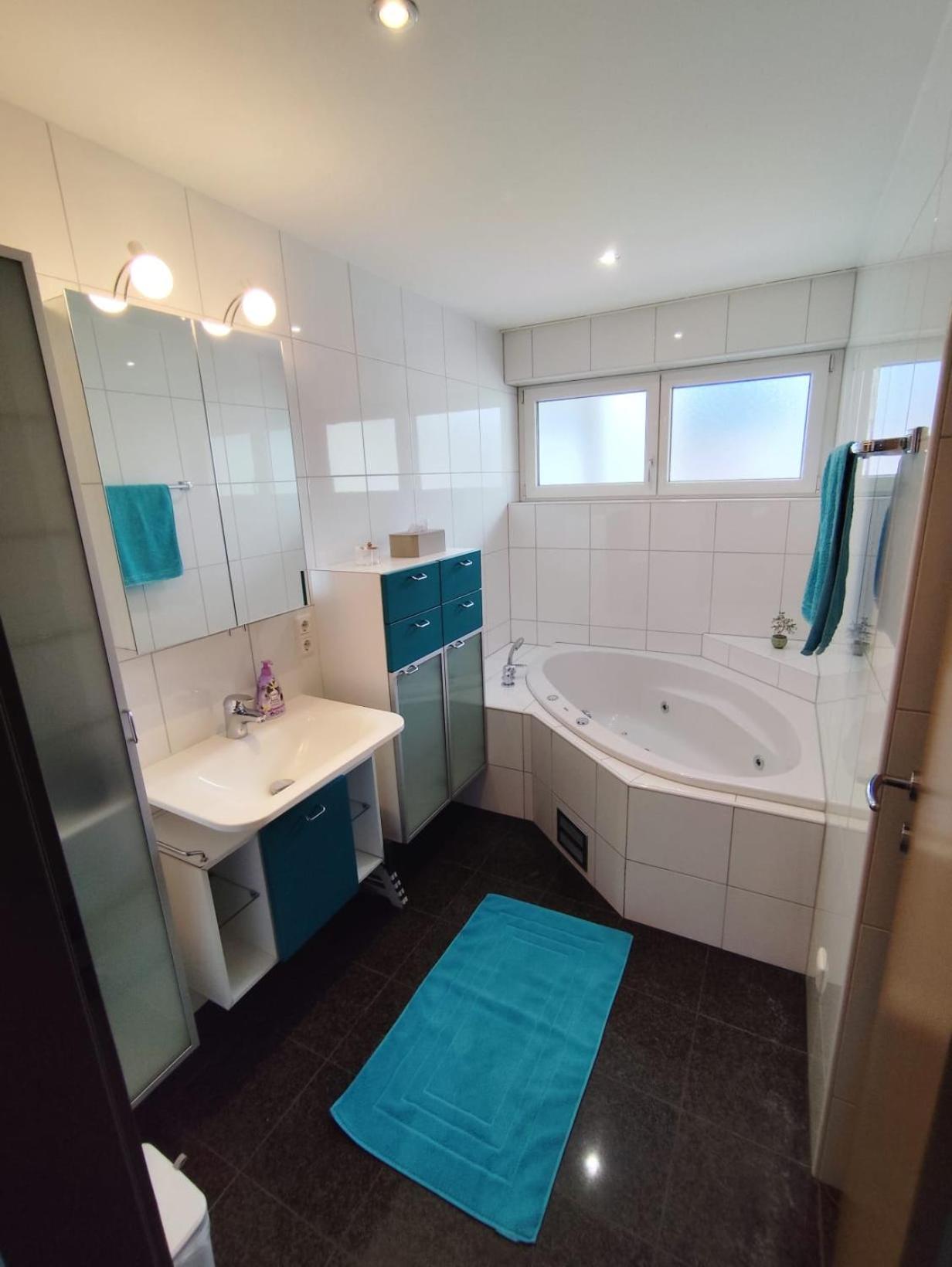 Bella Vista - 85 m2 Ferienwohnung mit überdachtem Parkplatz und Außenstellplatz - Bergblick