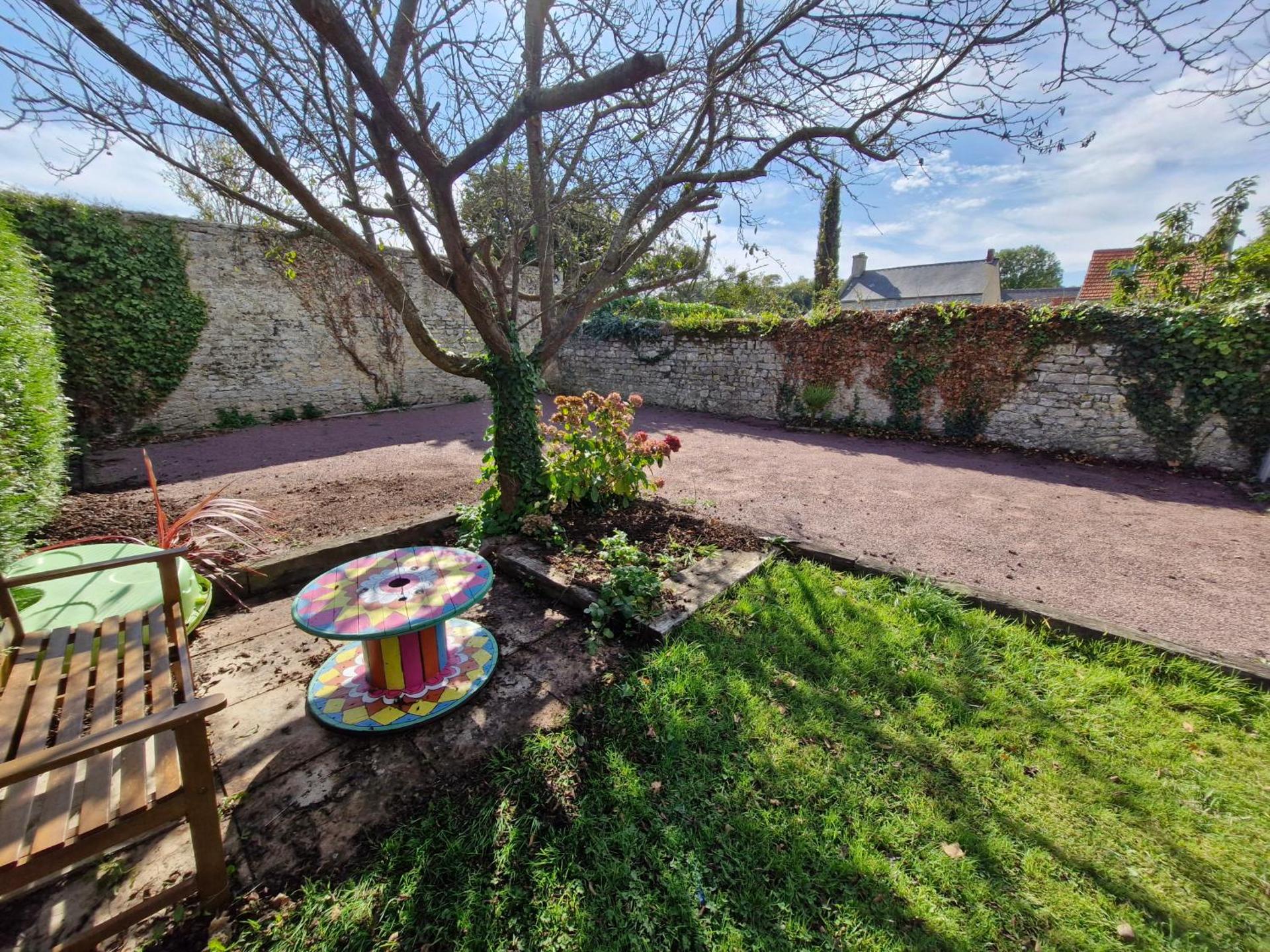 Le So Art, grande maison 4 chambres, terrain de pétanque, grand jardin clos, flipper, babyfoot, jeux Arcade, ping pong,1 km mer, proche golf, Port en Bessin, Bayeux et plages du débarquement, adaptée enfants