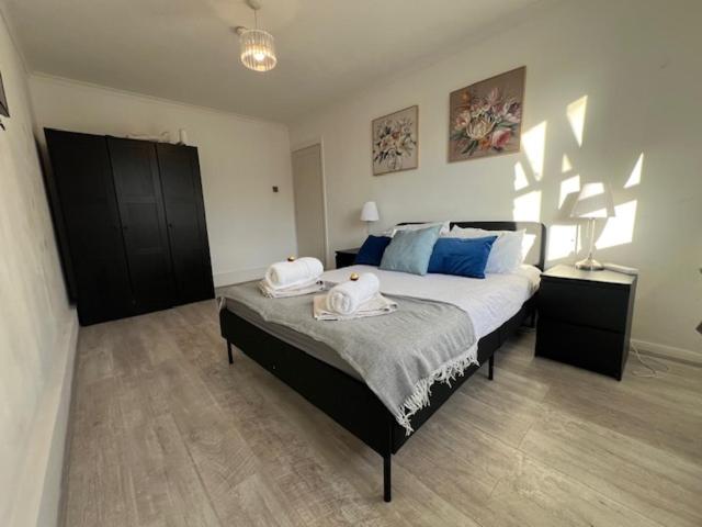 Stylish 2-Bedroom Apartment In The Centre Of Wimbledon!