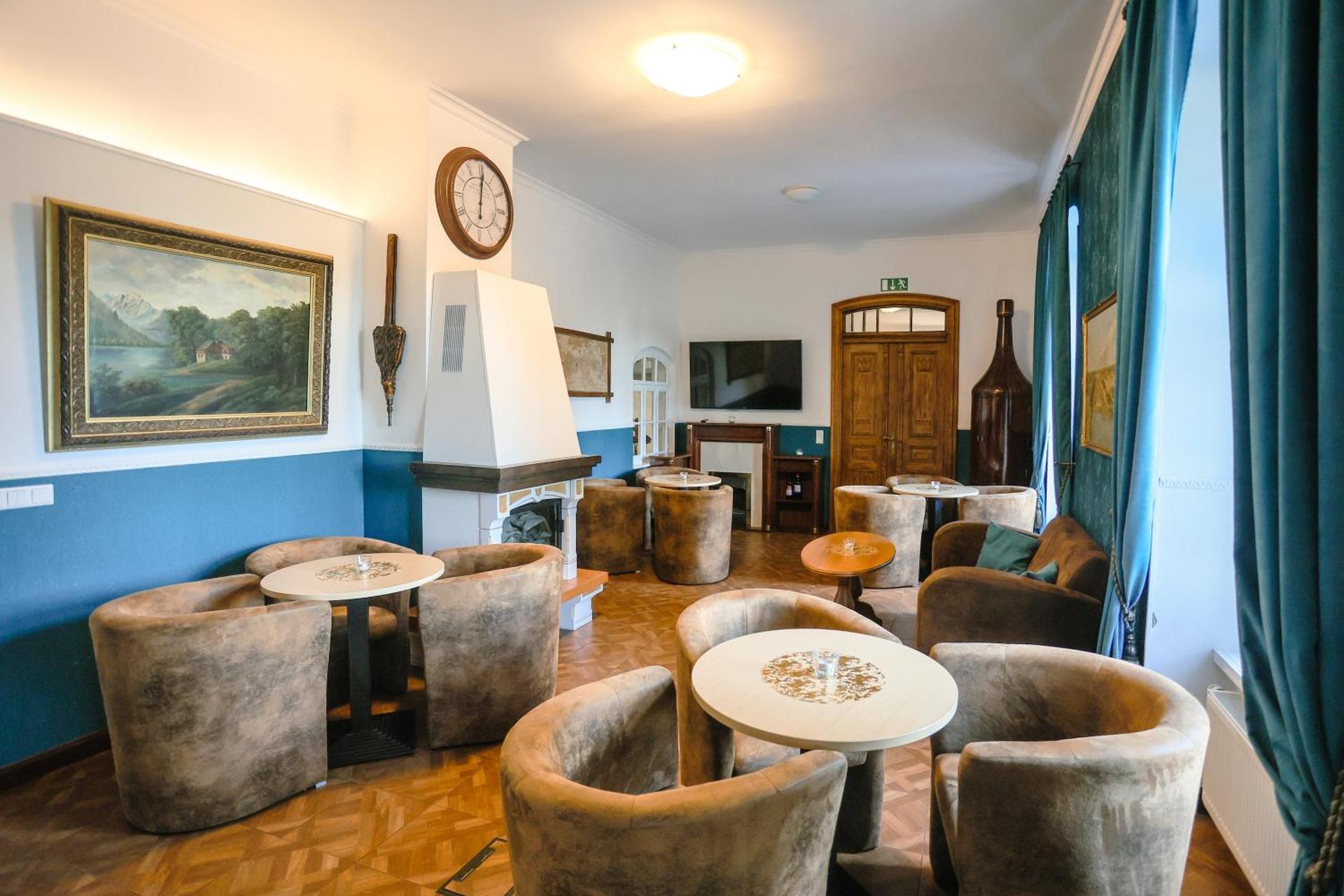 Communal lounge/ TV room