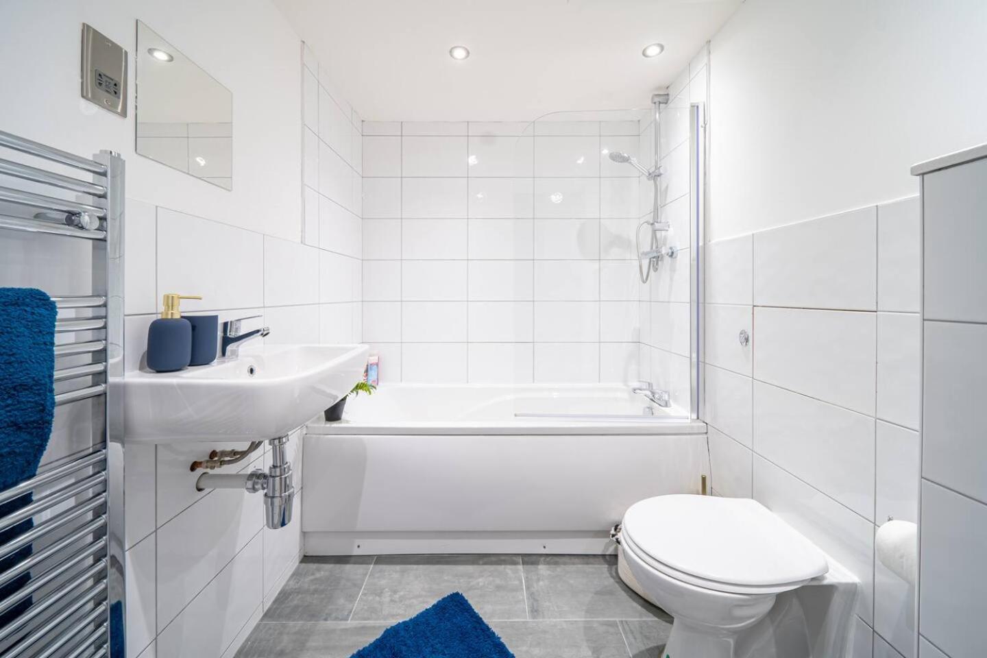 Navy Diamond One Bedroom Apartment in Bradford City Centre